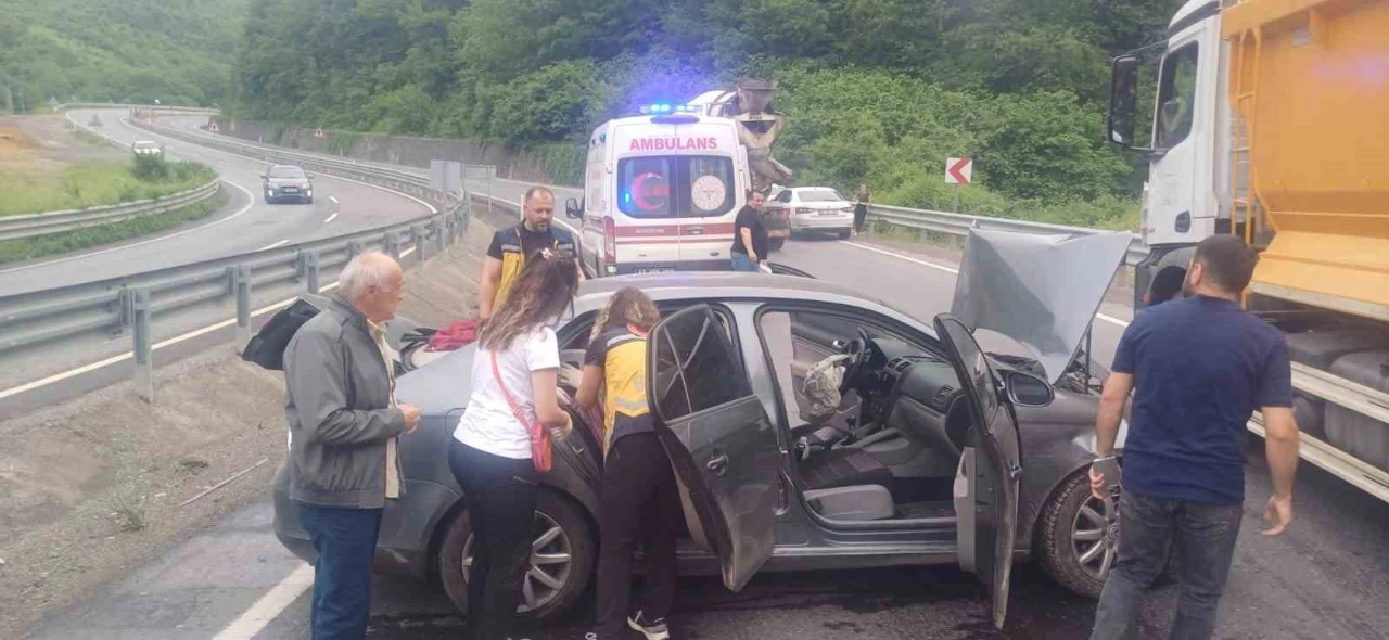 Virajı alamayan araç kaza yaptı: 2 yaralı