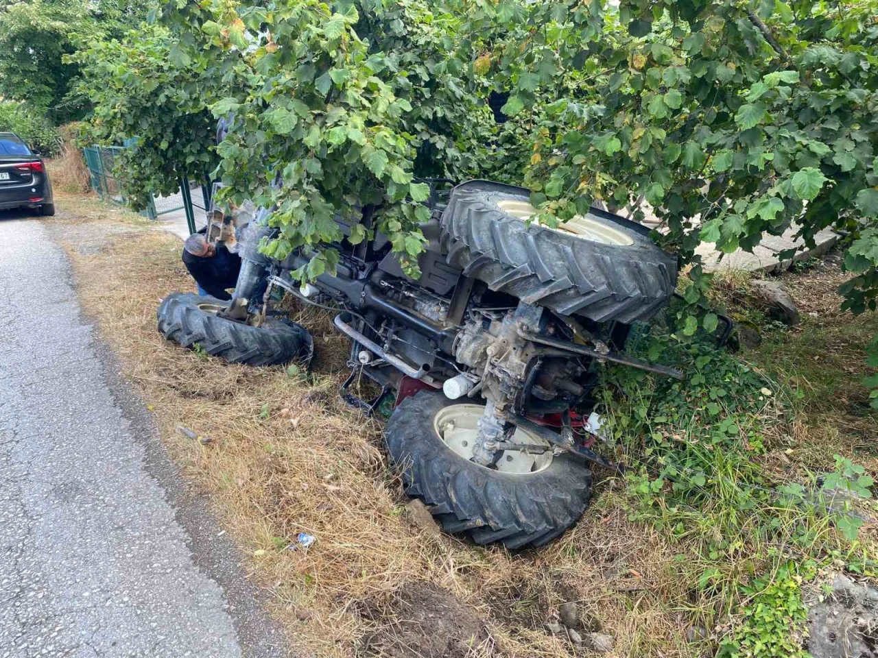 Traktör Devrilmesi Sonucu Kaza Meydana Geldi