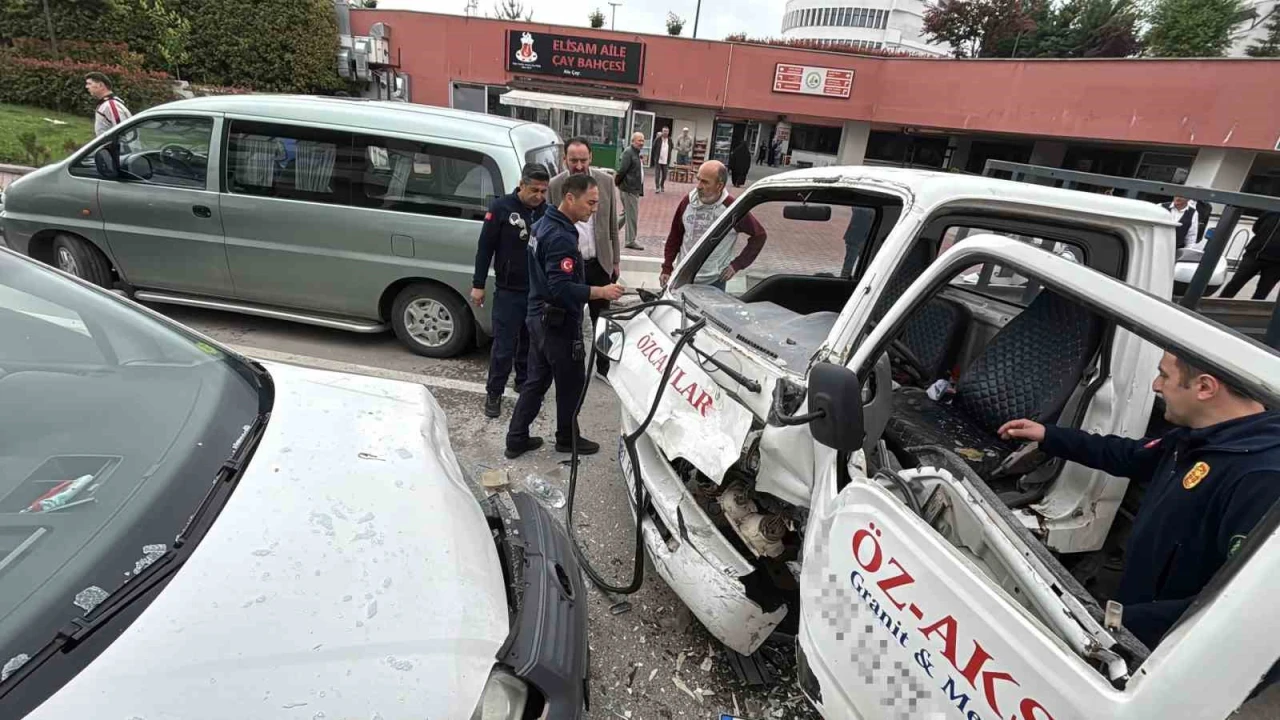 Kafa kafaya çarpışan kamyonet ile hafif ticari araçtaki 3 kişi yaralandı