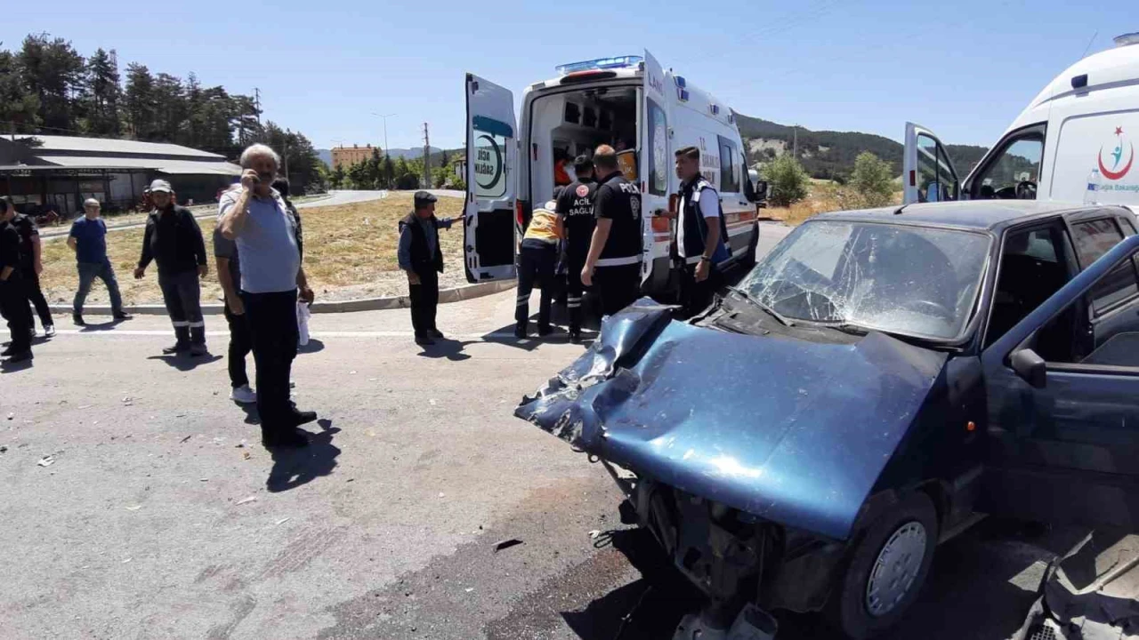 Kavşakta süt kamyonu ile otomobil çarpıştı: 2 yaralı