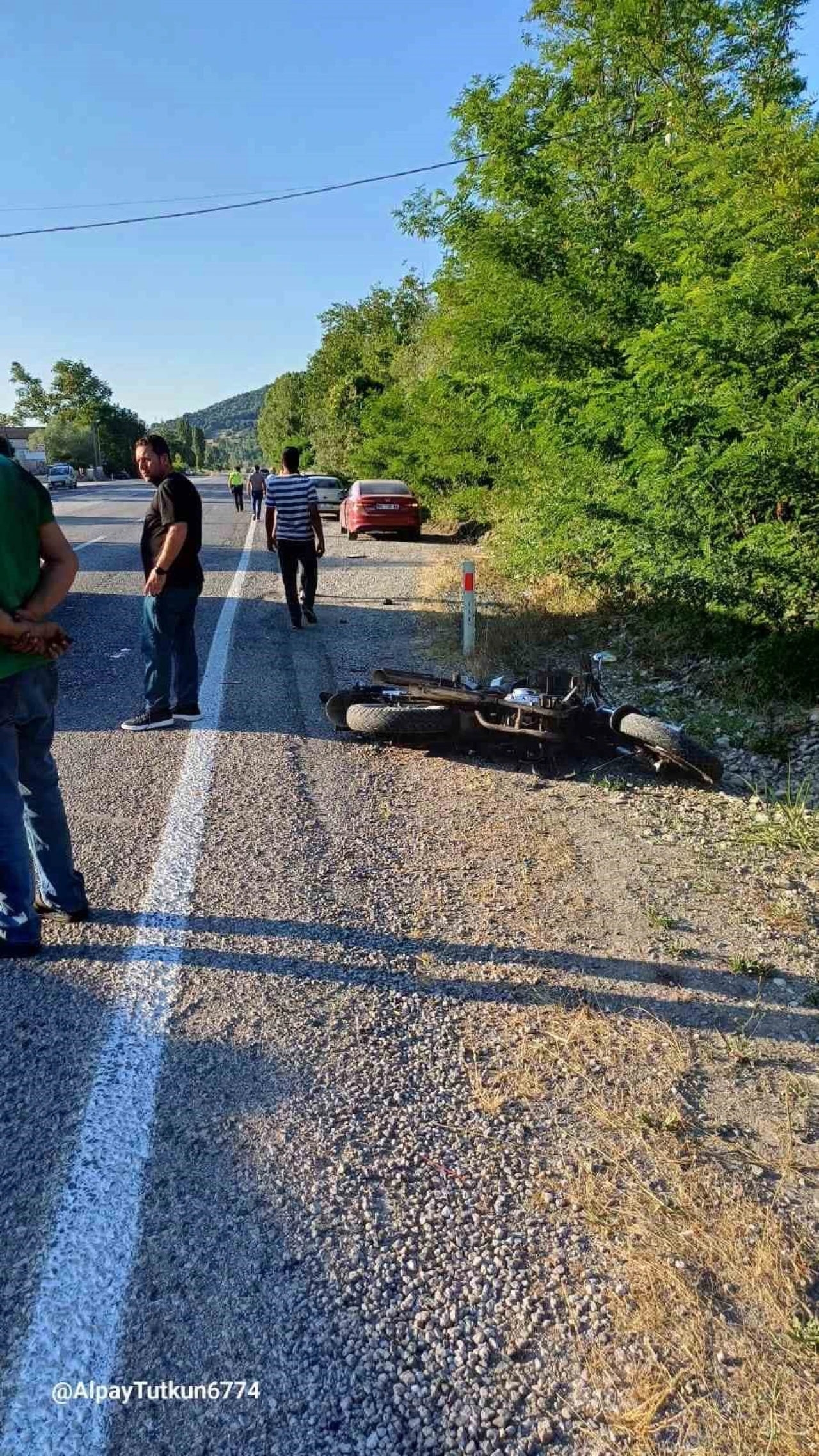 Otomobil motosiklete çarptı; 2 yaralı