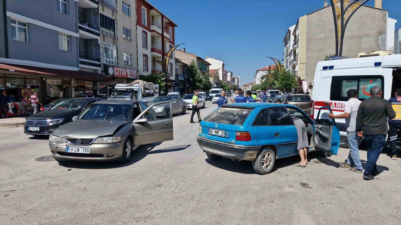 İki otomobil çarpıştı: 3 yaralı