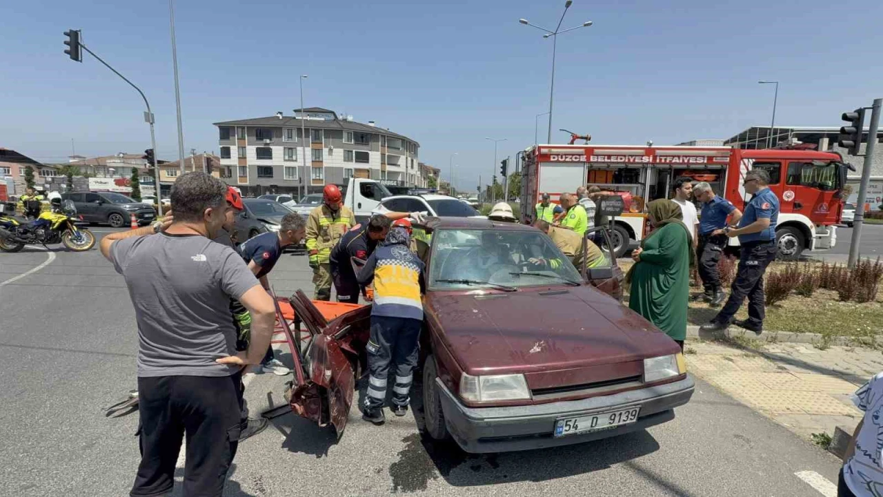 Otomobiller çarpıştı, yolcu araçta sıkıştı: 3 yaralı