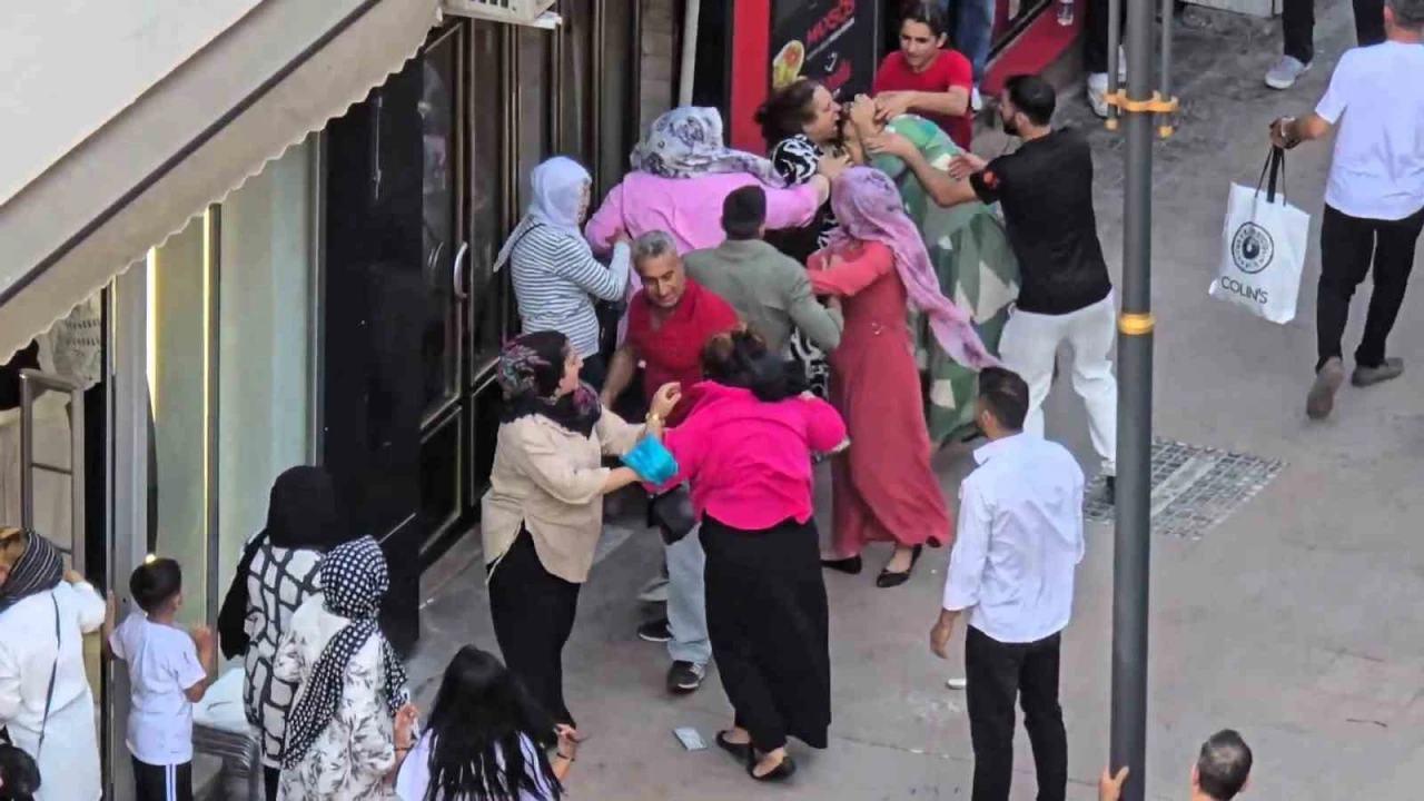 Kadınların saç saça kavgası kamerada