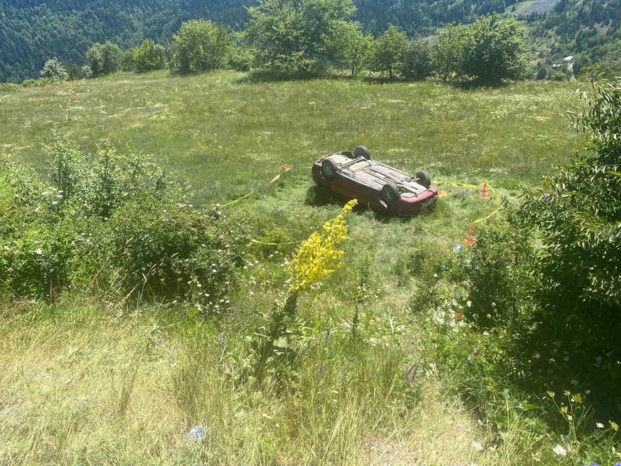 Otomobil uçuruma yuvarlandı: 1 ölü, 4 yaralı