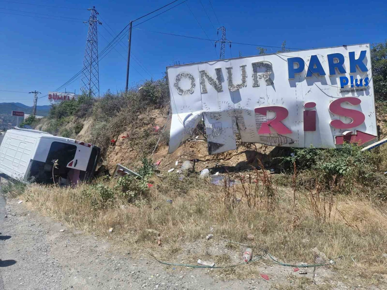 Reklam tabelasına çarpan minibüs su kanalına devrildi: 3 yaralı