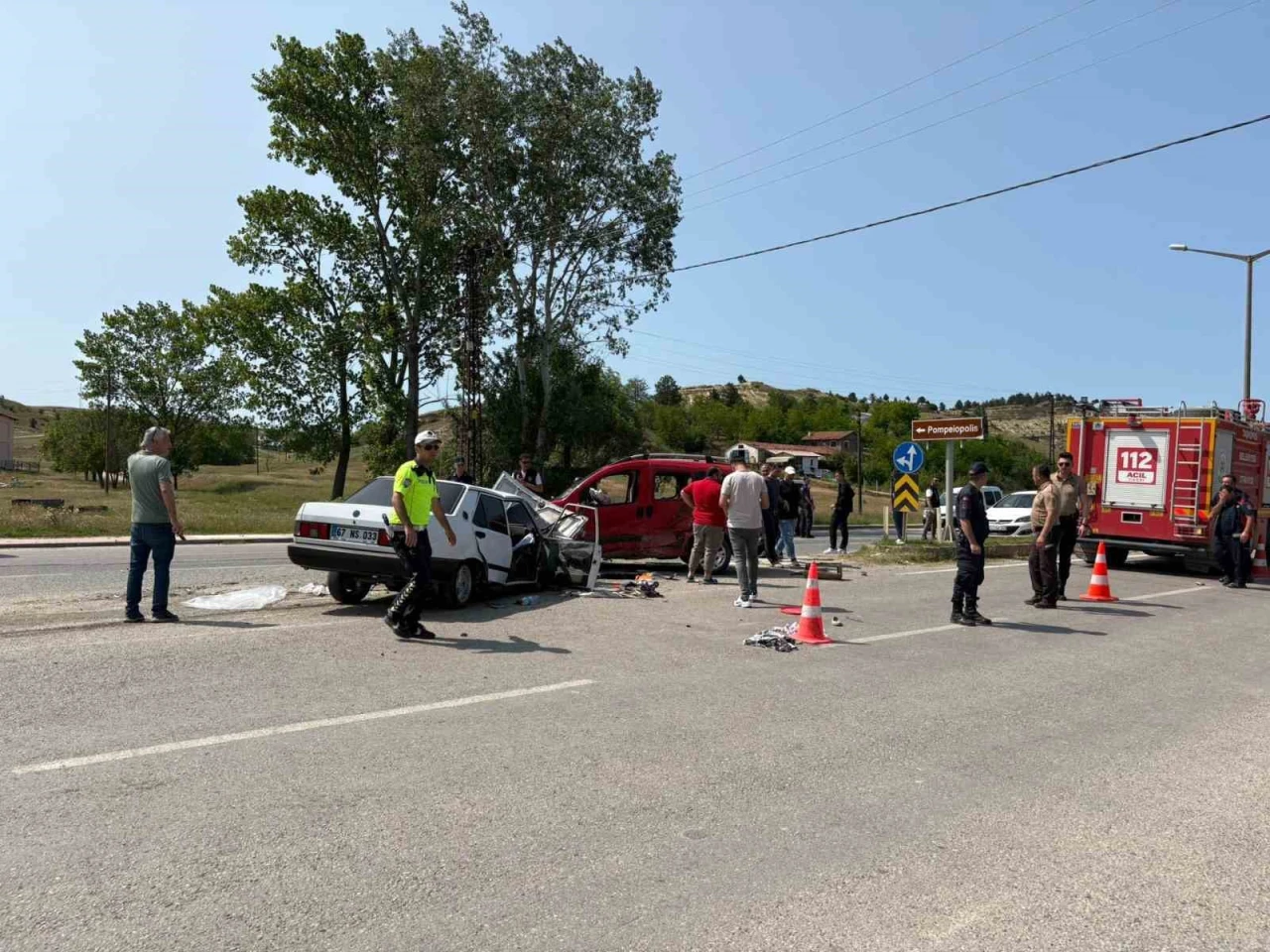 Tofaş otomobil ile hafif ticari araç çarpıştı: 5 yaralı