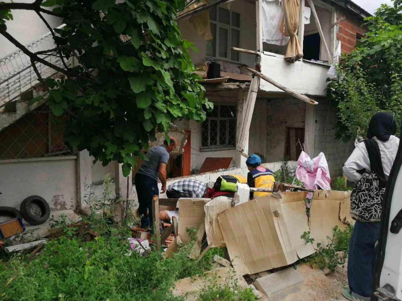 Evin balkonu çöktü, 1 kişi yaralandı
