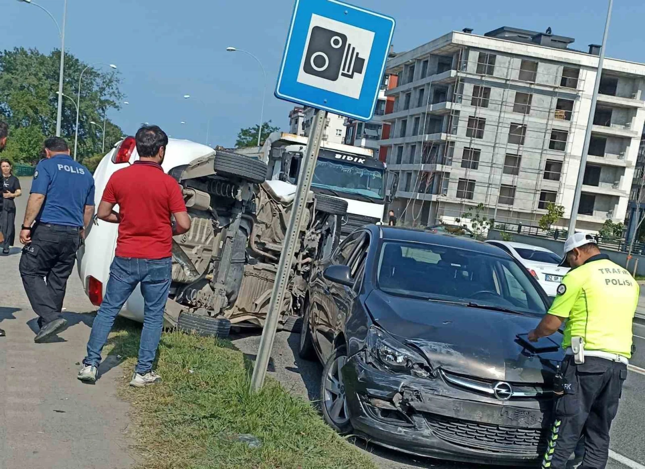 2 otomobil çarpıştı, birisi takla attı