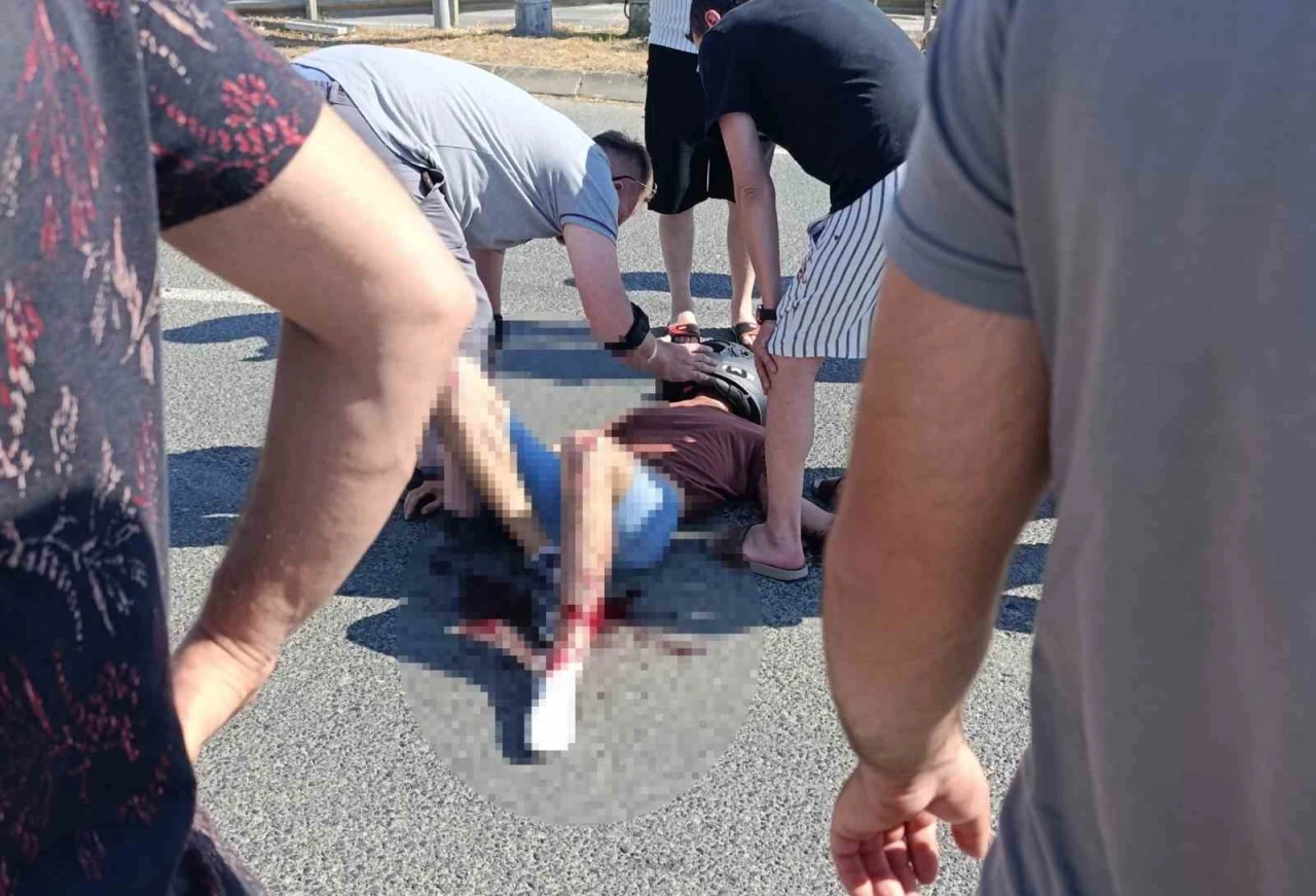 Motosiklet ile otomobil çarpıştı: 1’i çocuk 2 yaralı