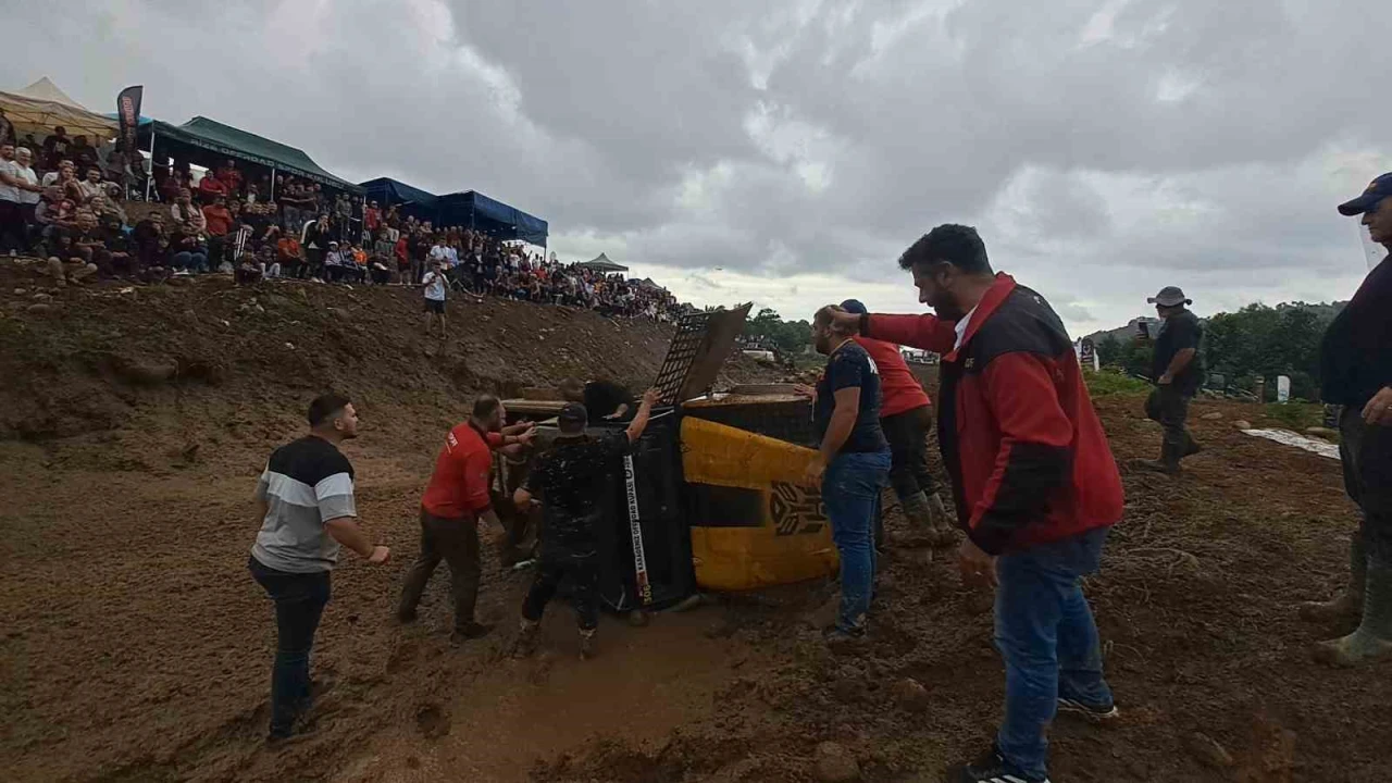Off-road yarışlarında takla atan araç yürekleri ağıza getirdi