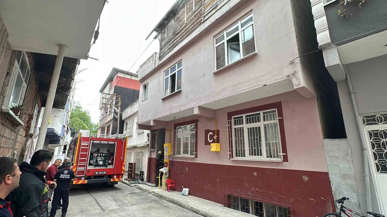 Ev yangını: Anne ve kızı dumandan etkilendi
