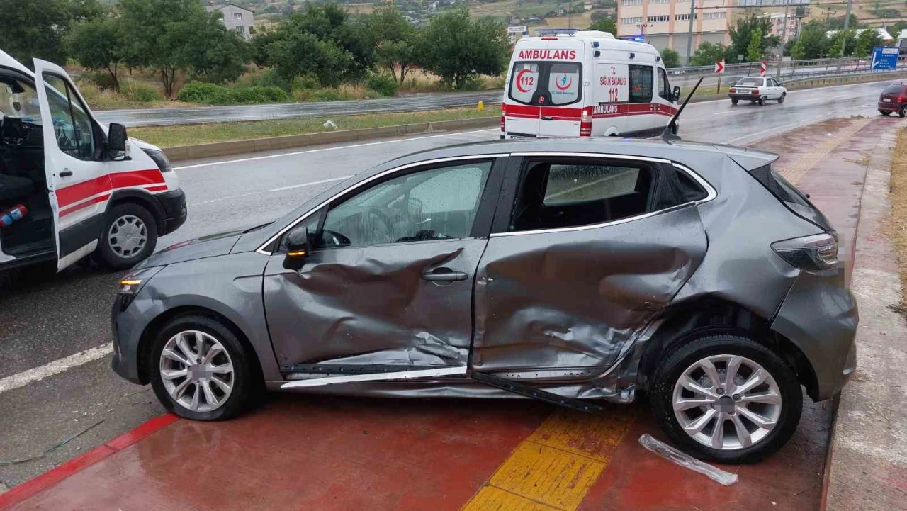 Hafif ticari araç otomobile yandan çarptı: 3 yaralı