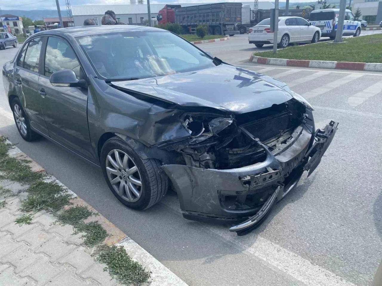 İki otomobil çarpıştı: 1 yaralı