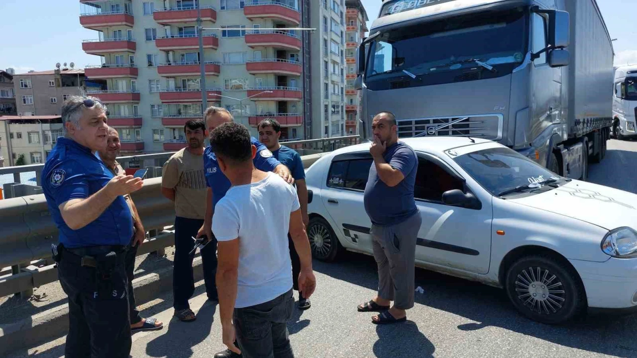 Tır ile otomobil çarpıştı, 5 yaşındaki çocuk yaralandı