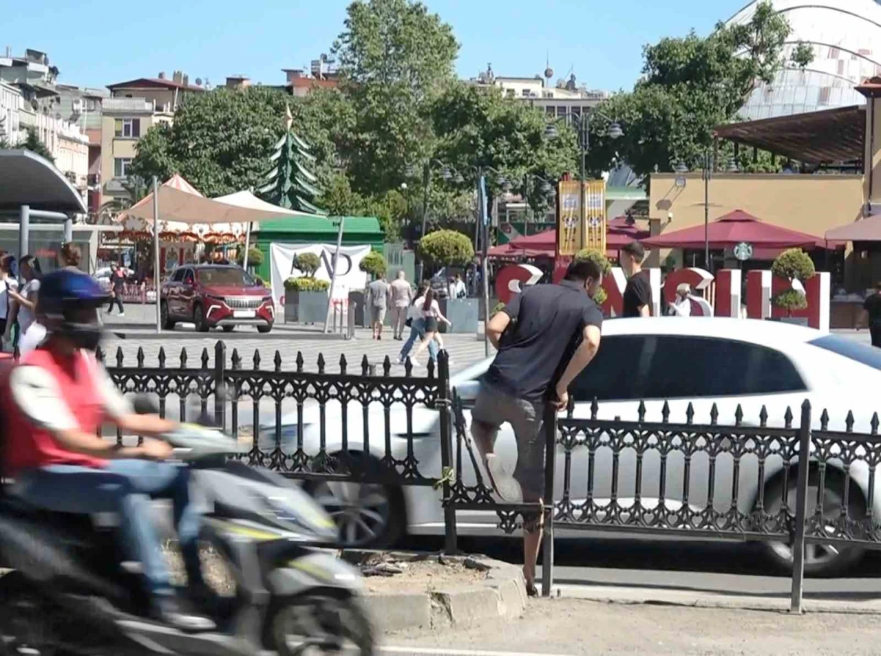 Yayaların ölümle dansı: Geçit yerine bariyerden atlıyorlar
