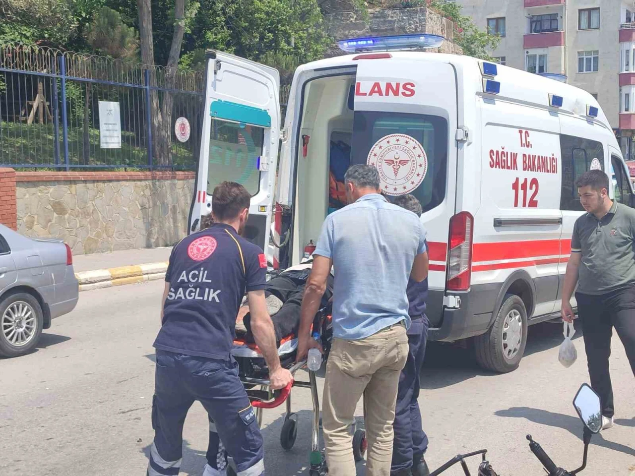 Otomobille çarpışan motosikletteki 2 kişi yaralandı