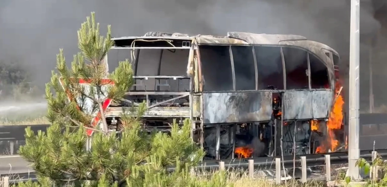 TEM’de yolcu otobüsü alev alev yandı: Yol trafiğe kapandı
