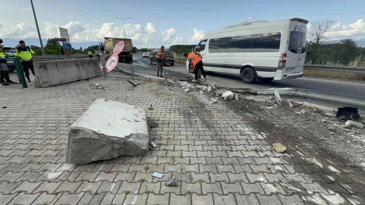 Tır, karayolları binasını teğet geçti: 1 tonluk beton blokları parçaladı