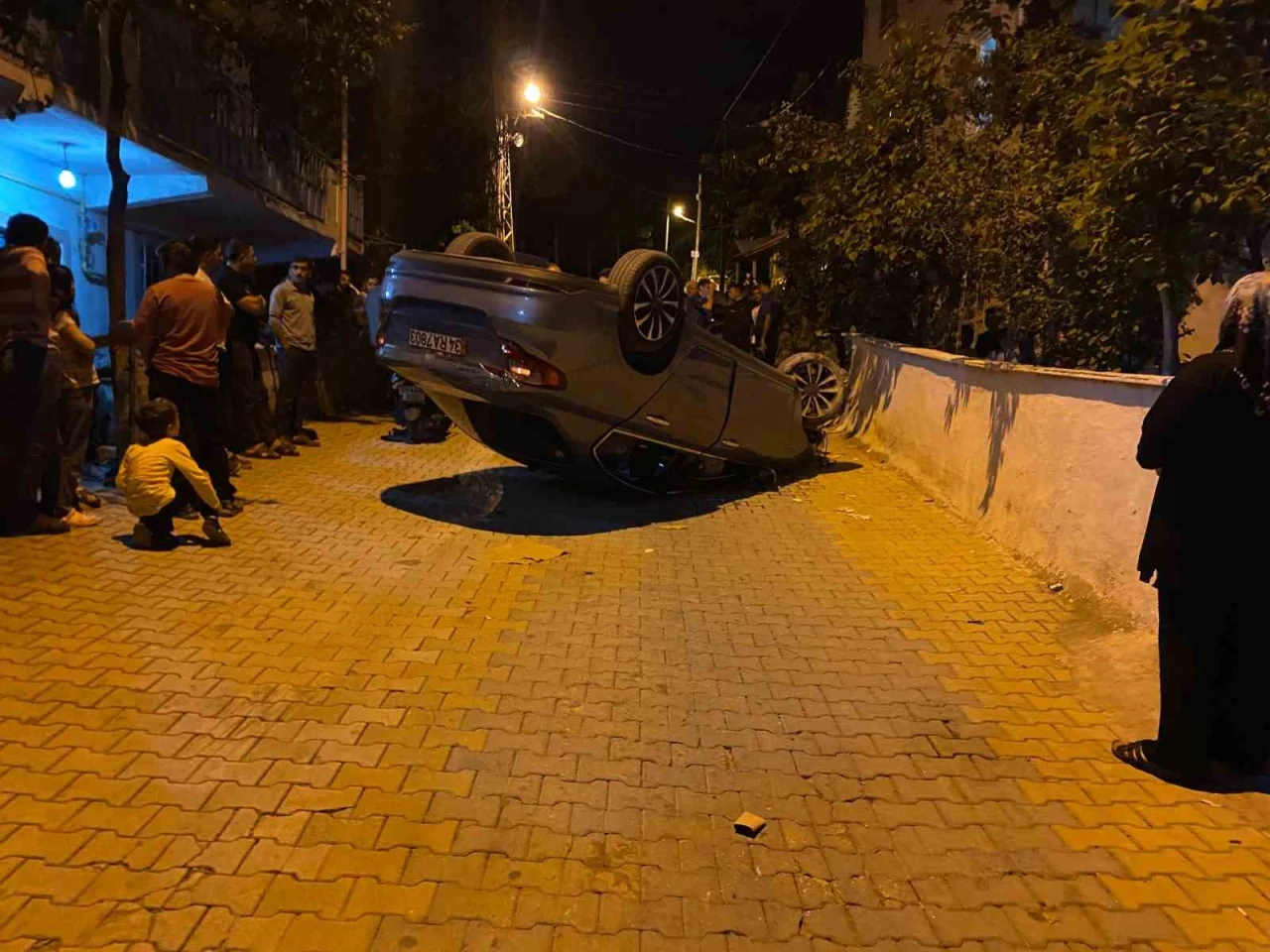 Kontrolden çıkan otomobil evin duvarına çarparak takla attı: 2 yaralı