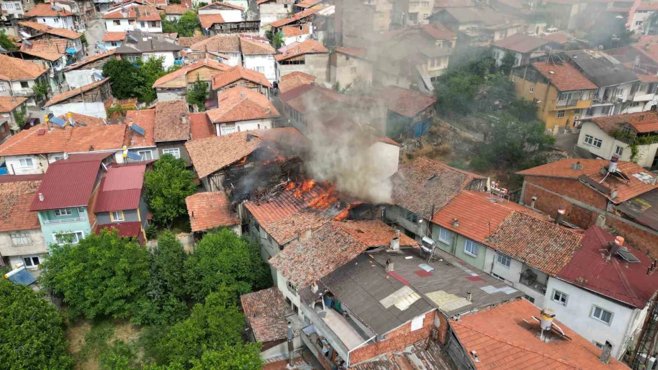 Yanan ev havadan görüntülendi