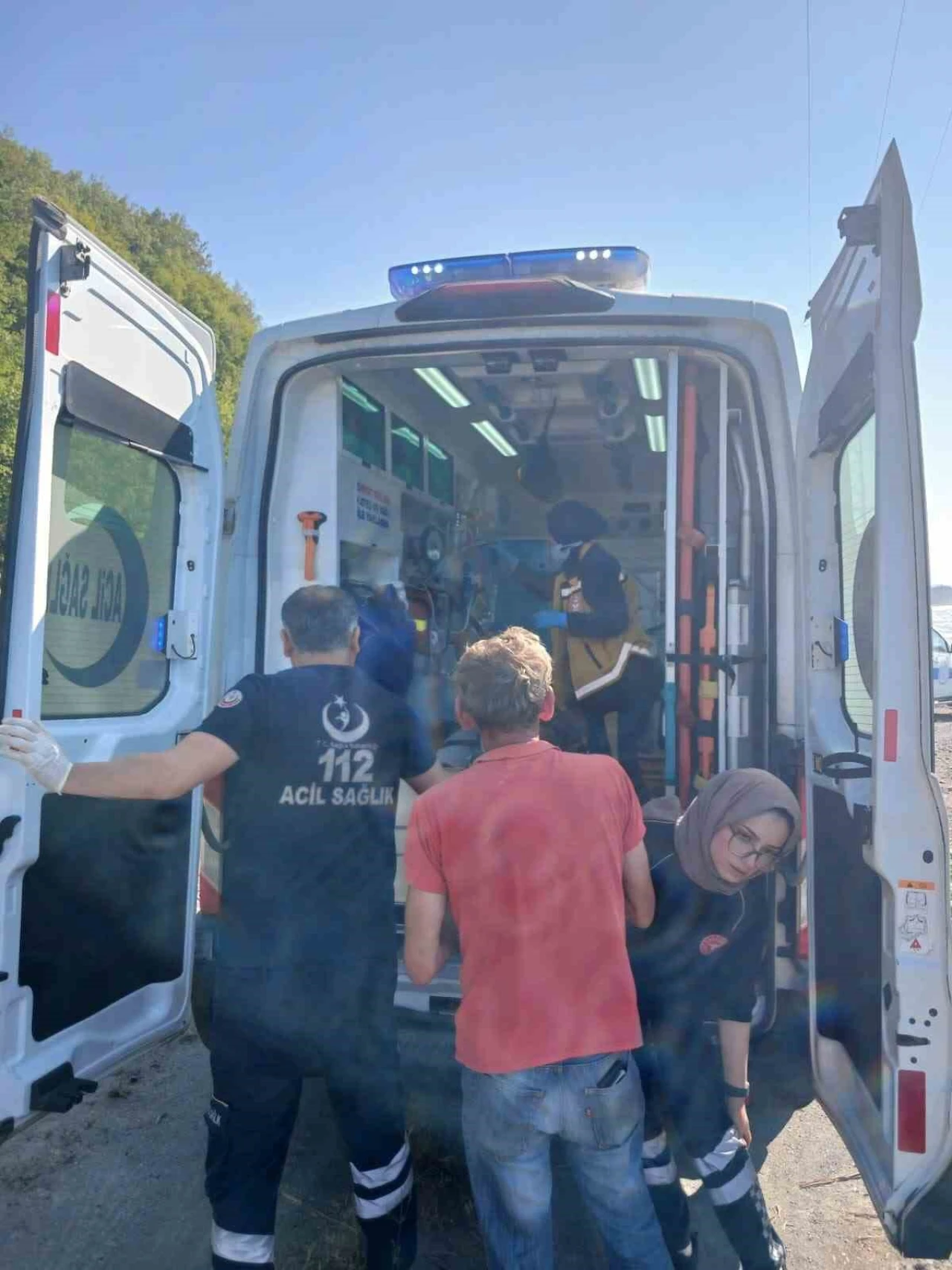 Yürüyüş yaparken uçurumdan düşen kadın yaralandı
