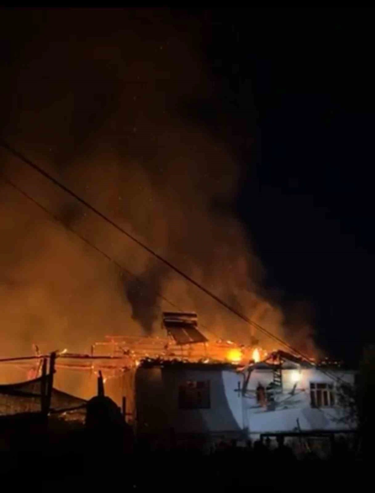 Köy evi çıkan yangında küle döndü