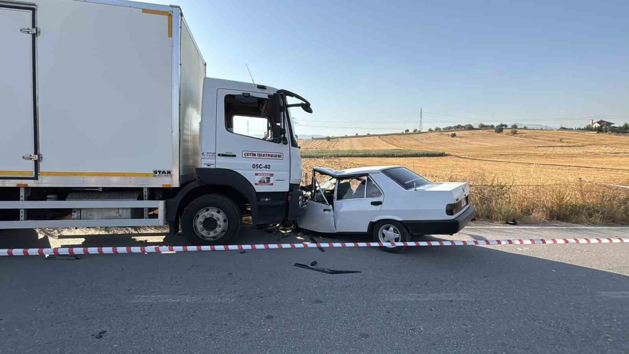 Kamyonla çarpışan Fiat Tofaş hurdaya döndü: 1’i ağır 2 yaralı