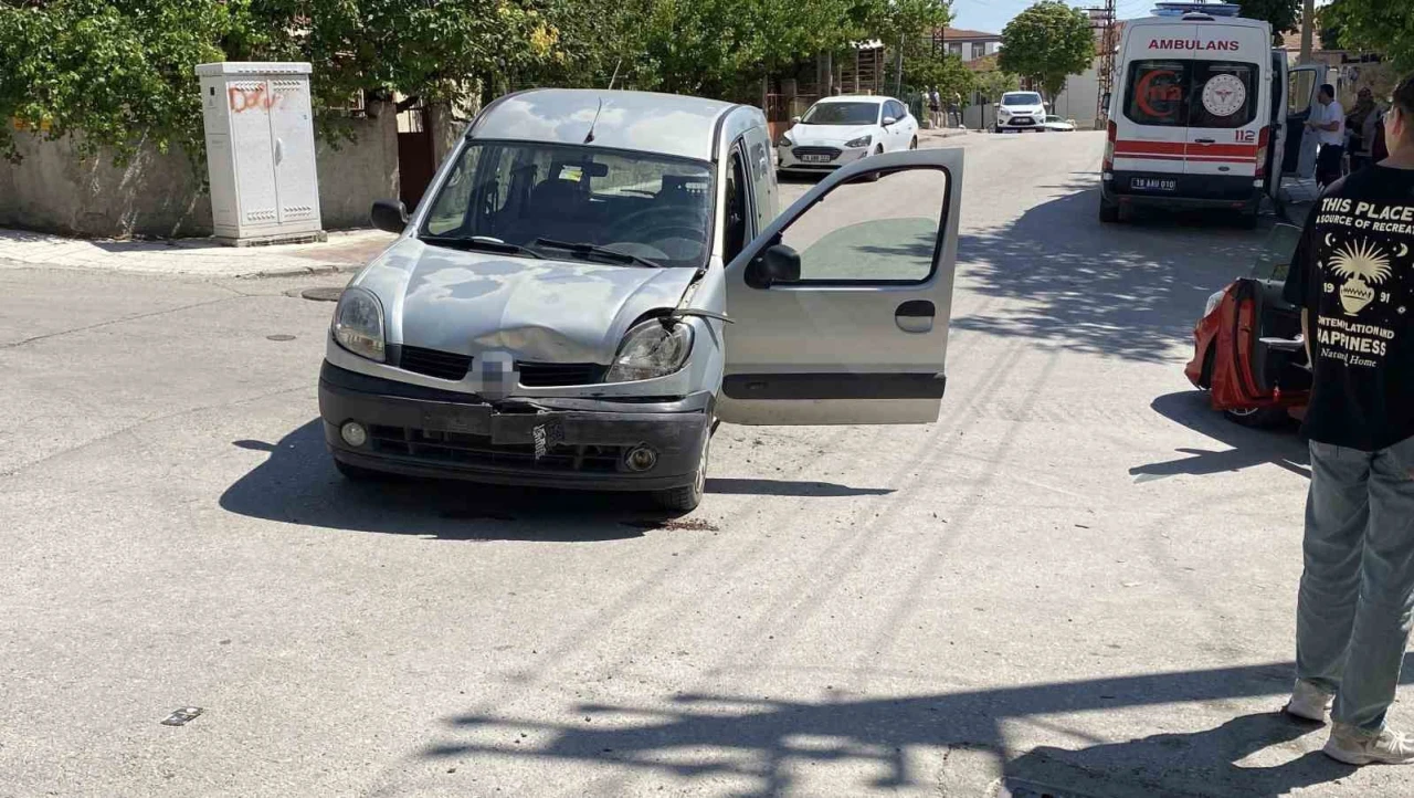 Çorum’da hafif ticari araç ile otomobil çarpıştı