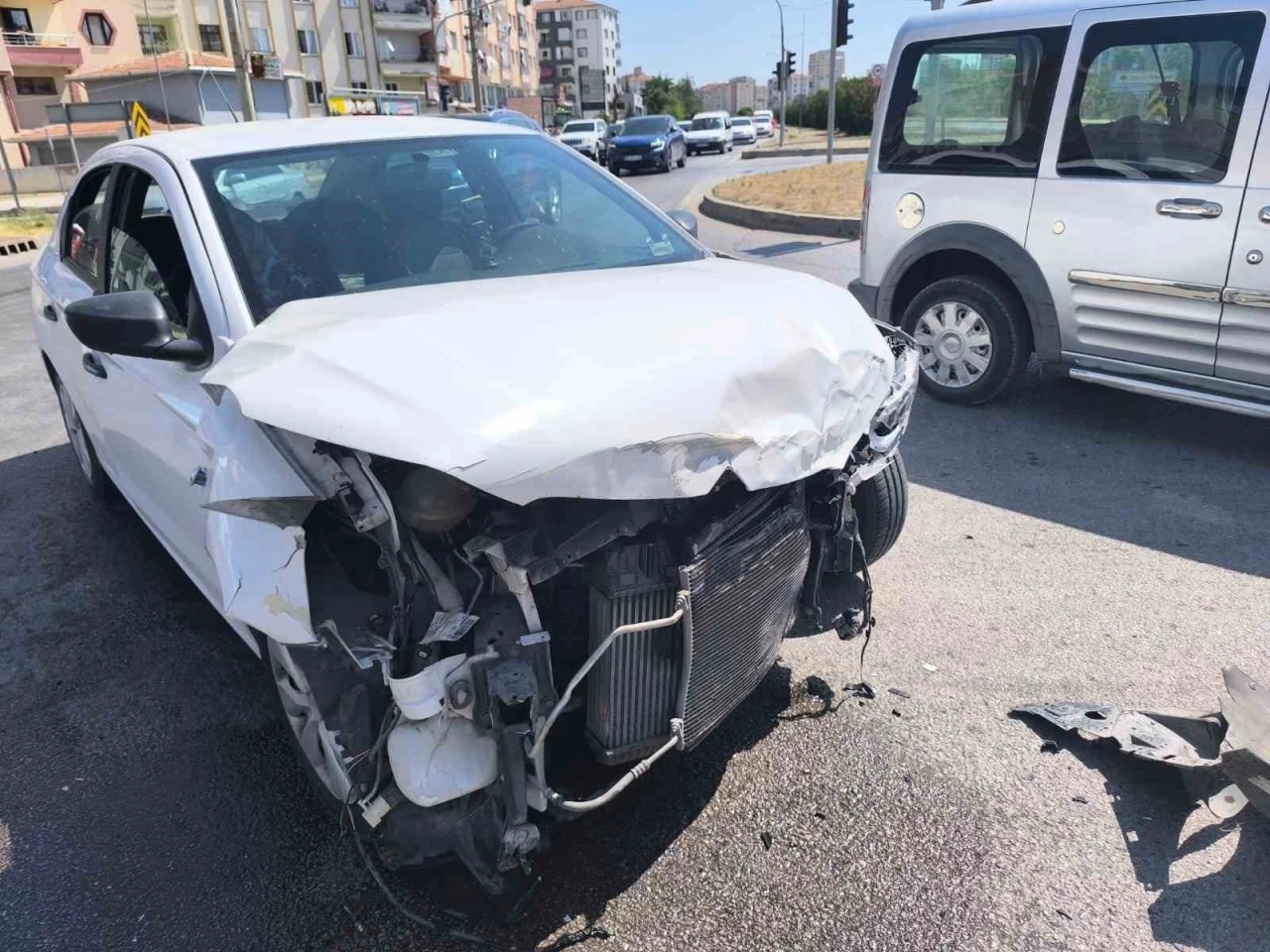 Çorum’da üç aracın karıştığı zincirleme kazada 1’i çocuk 8 kişi yaralandı