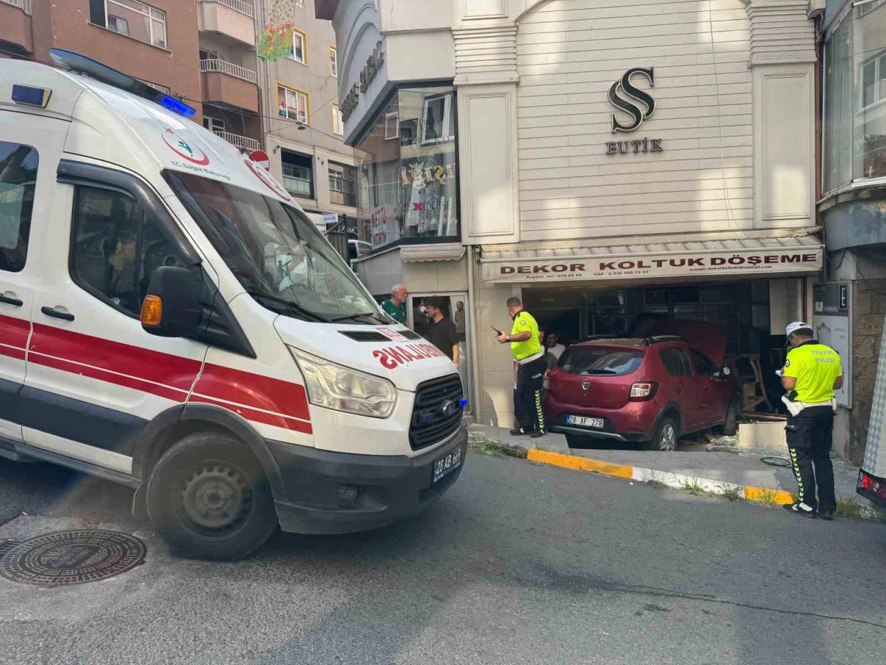 Otomobil dükkana girdi: 1 yaralı