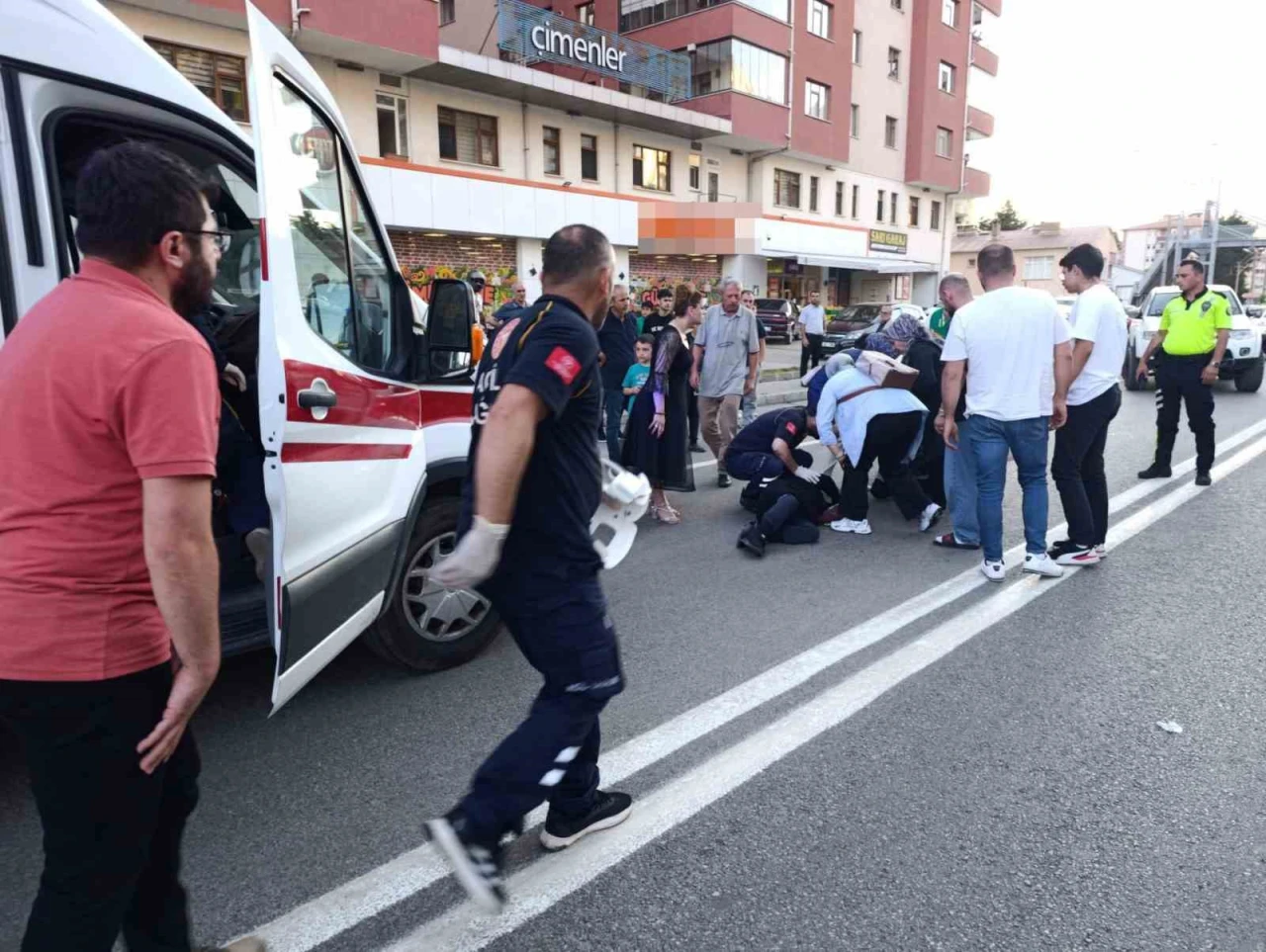 Koşarak karşıya geçen yaşlı kadına kamyonet çarptı