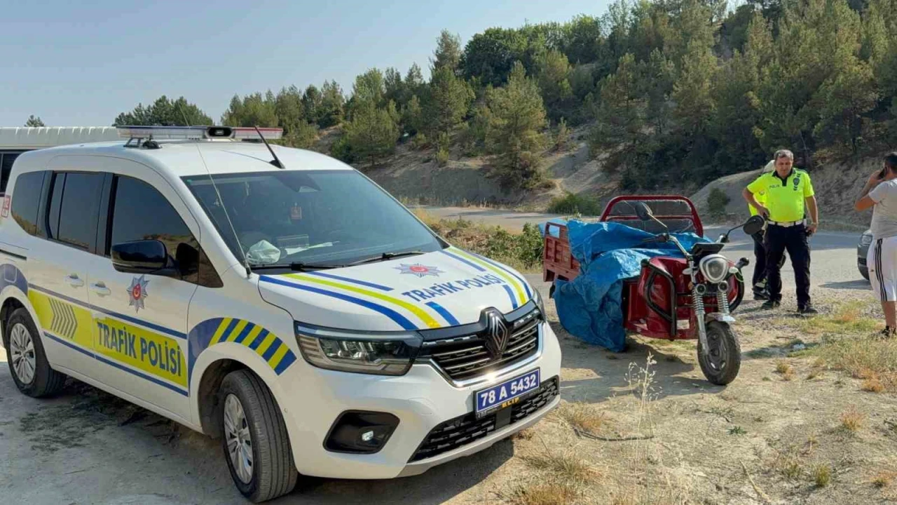 3 tekerlekli motosiklet devrildi: 6 kişi yaralandı