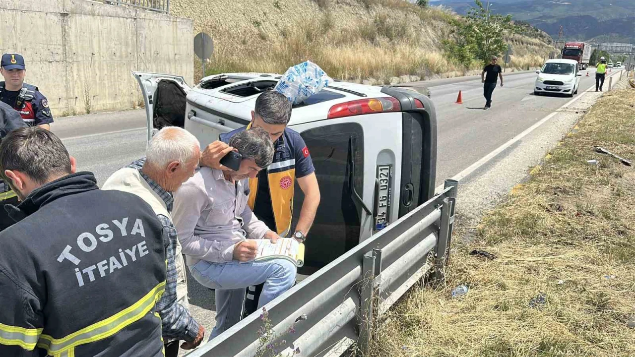 Hafif ticari araç yan yattı: 2 yaralı