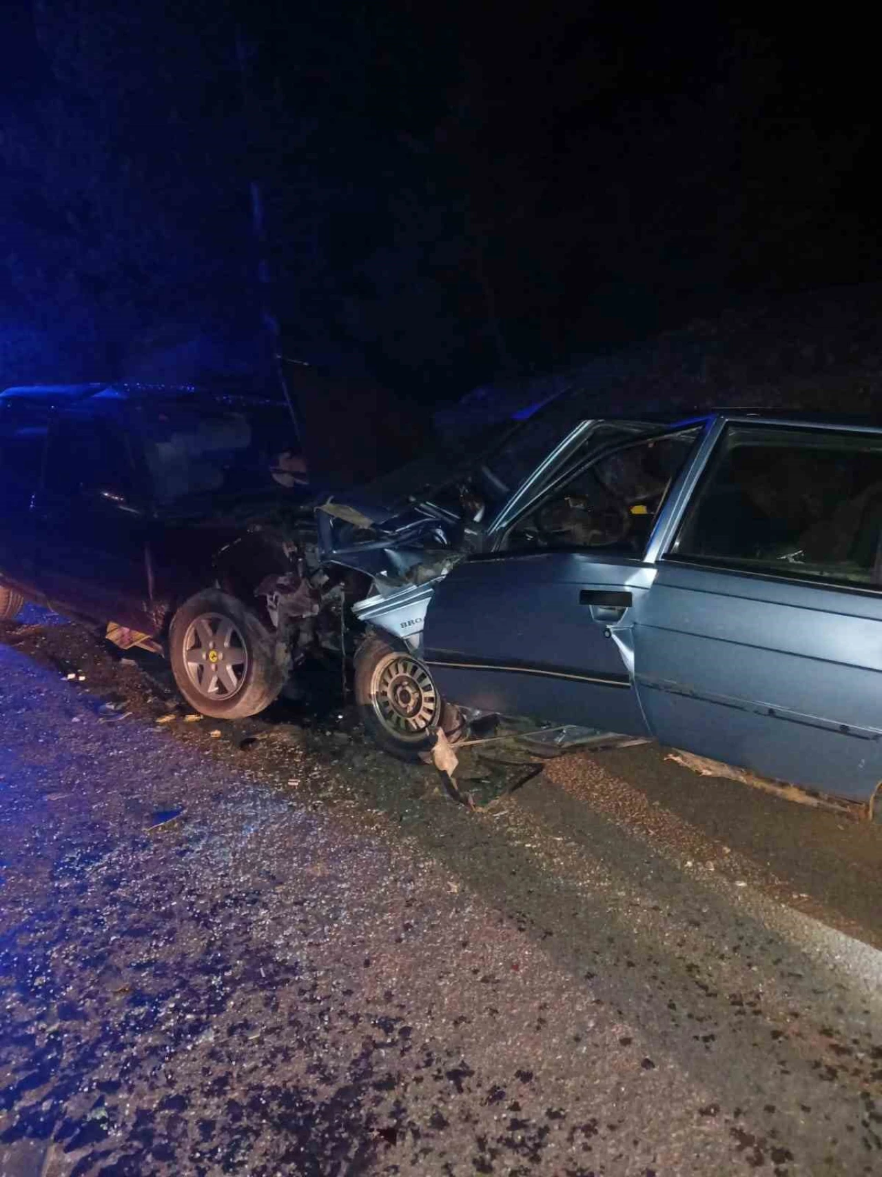 Trafik Kazası: İki Otomobil Çarpıştı, 3 Kişi Yaralandı