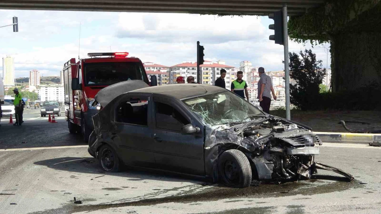 Minibüs ile otomobil çarpıştı: 4 yaralı