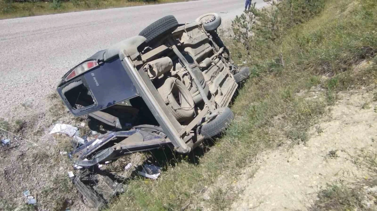 Mucura kapılan araç şarampolde takla attı: 2 yaralı