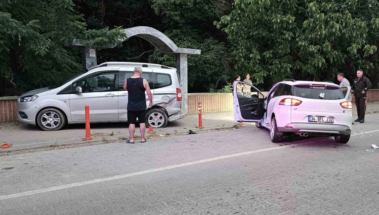 Otomobil park halindeki araca çarptı: 2 yaralı
