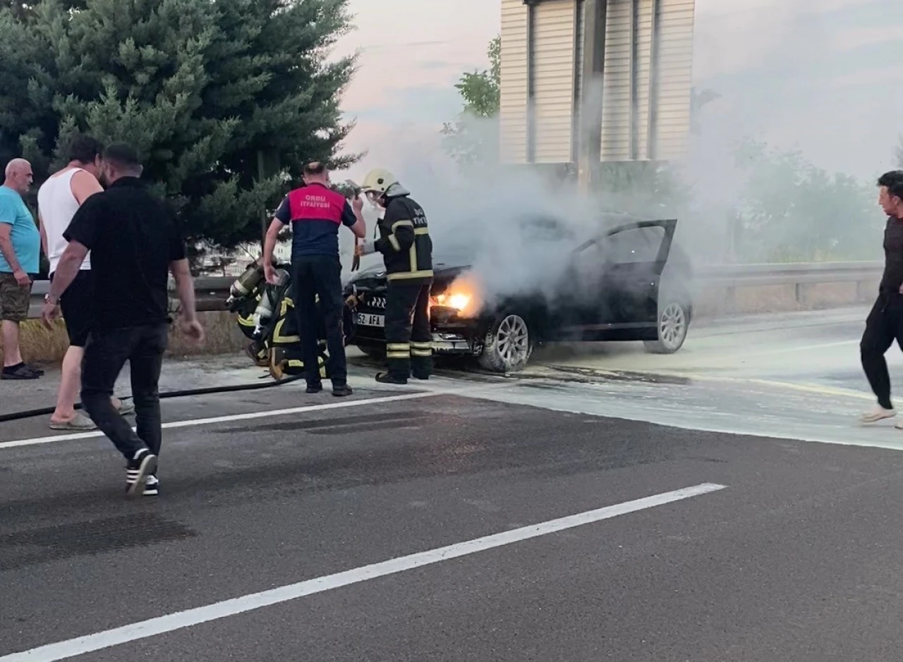 Motor kısmından alev alan araçta maddi hasar meydana geldi