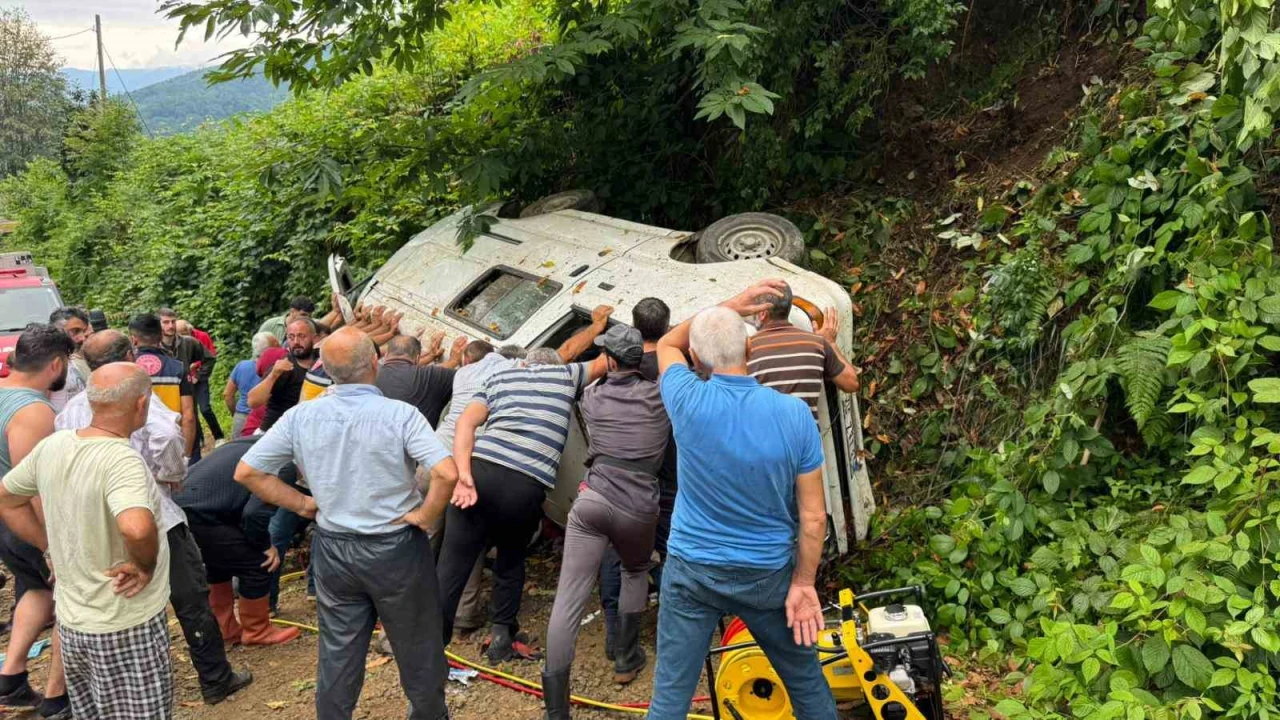 Çay toplamaya gidenleri taşıyan panelvan kaza yaptı: 2 ölü, 3 yaralı