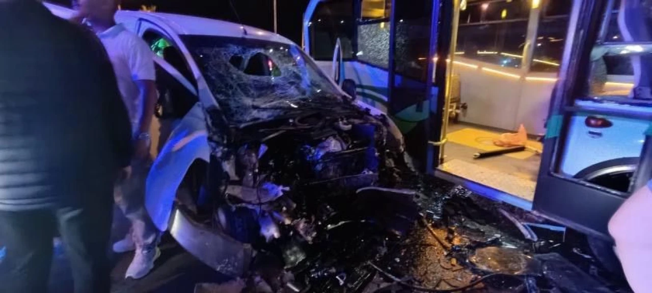Minibüs ile hafif ticari araç çarpıştı: 10 yaralı