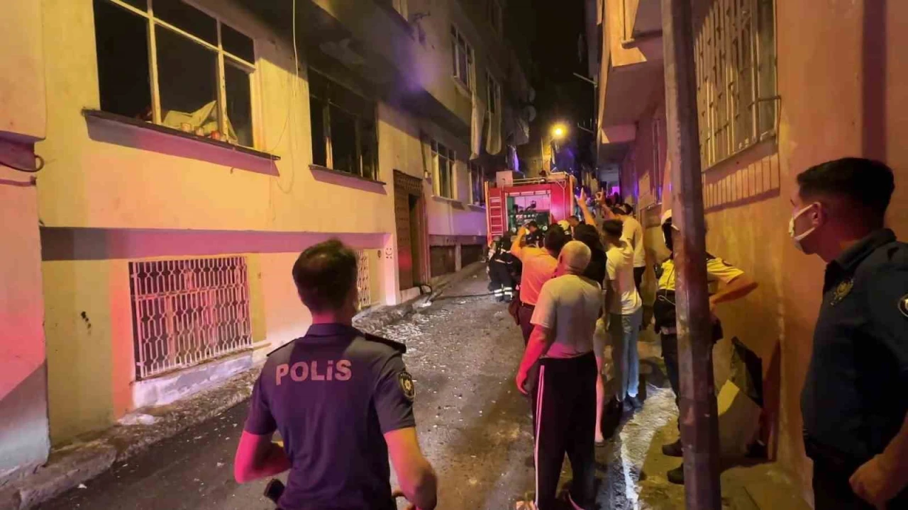 3 katlı binada yangın: 3 kişi dumandan etkilendi