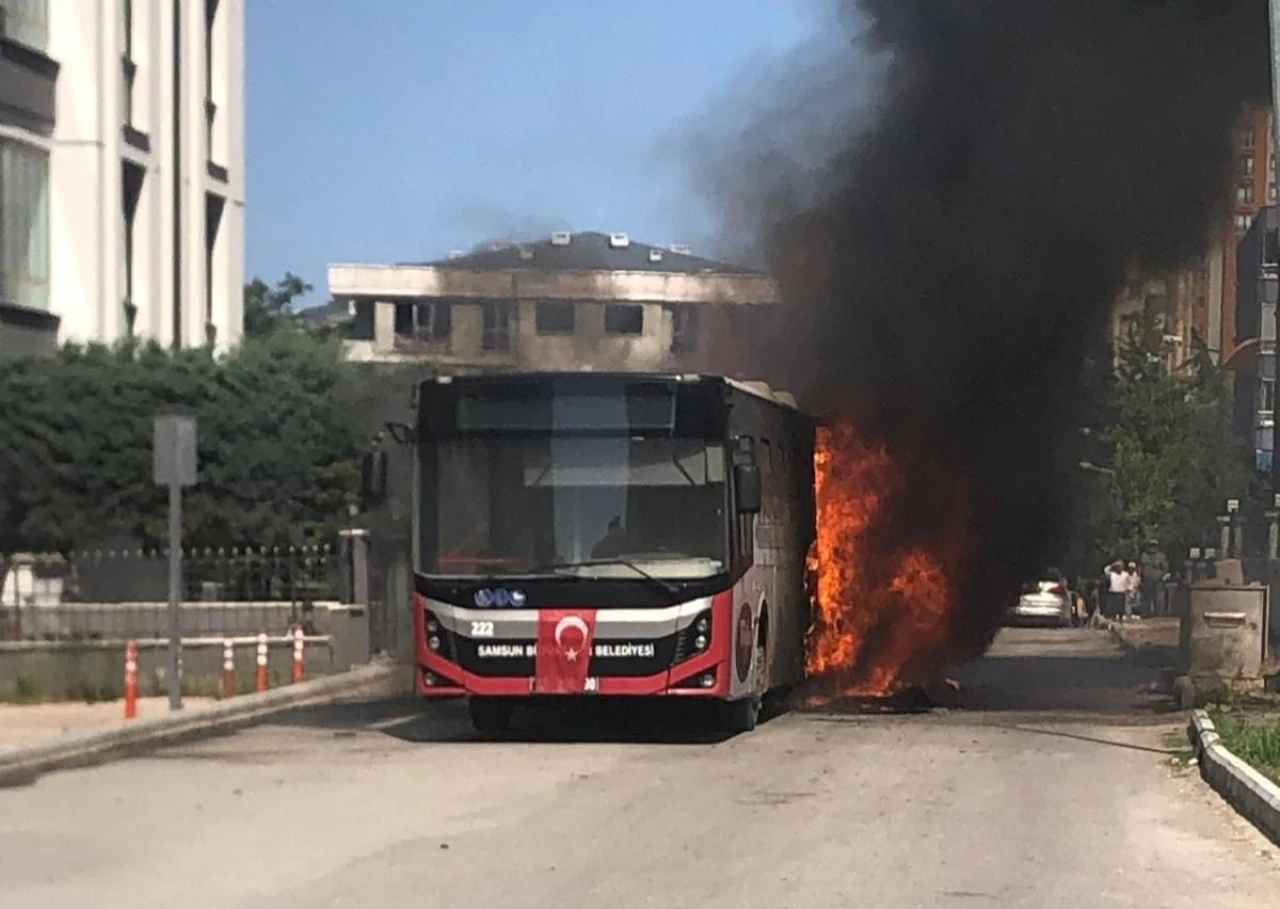 Belediye otobüsü alevlere teslim oldu