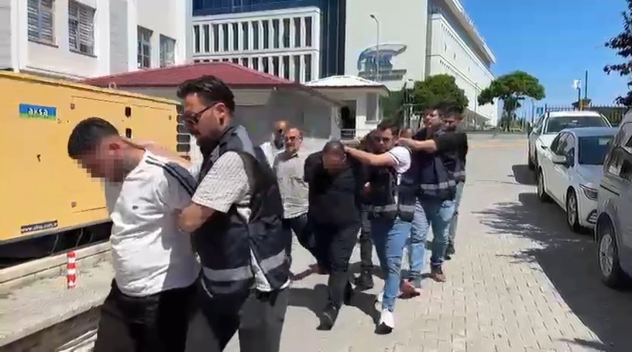 Eğlence mekanı önünde silahlı saldırı: 2 yaralı