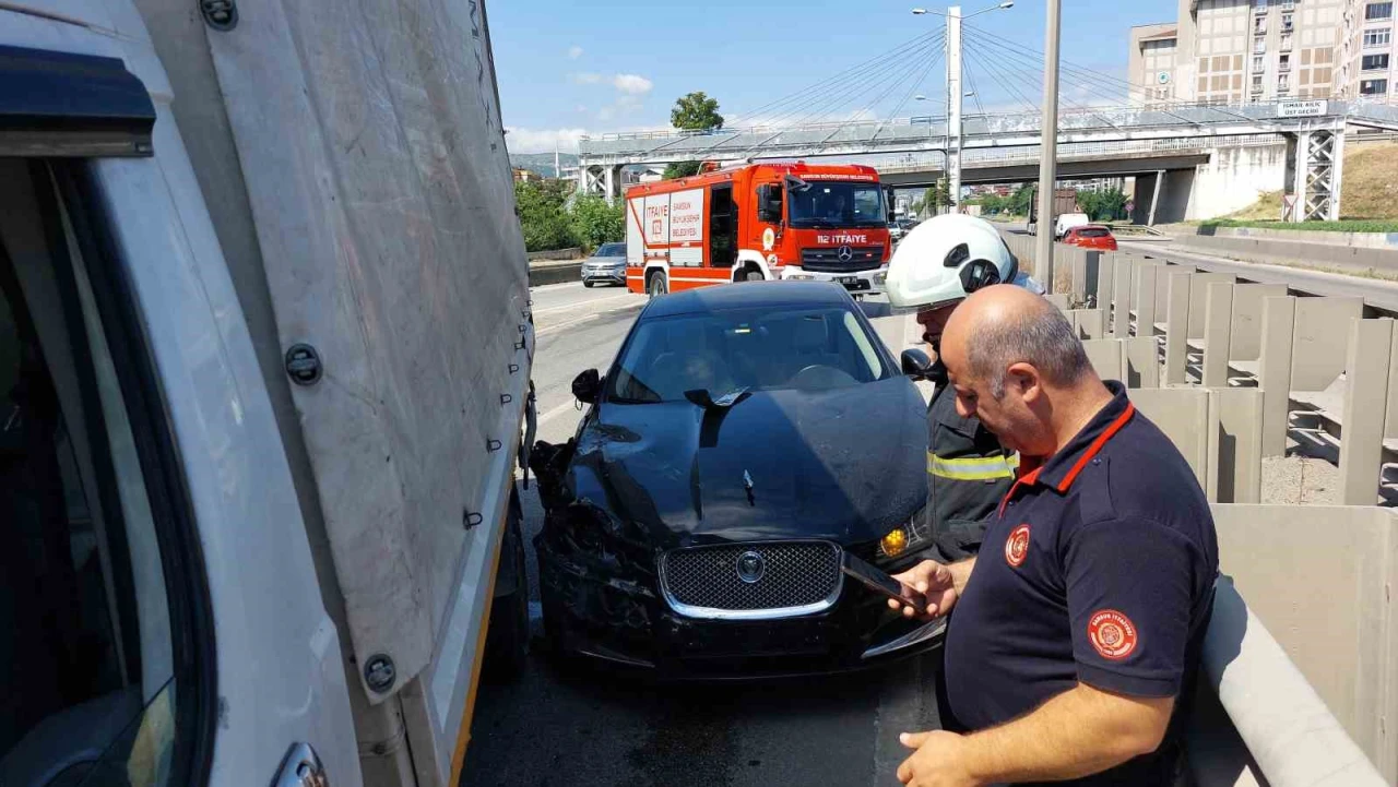 Kamyon ile otomobil çarpıştı