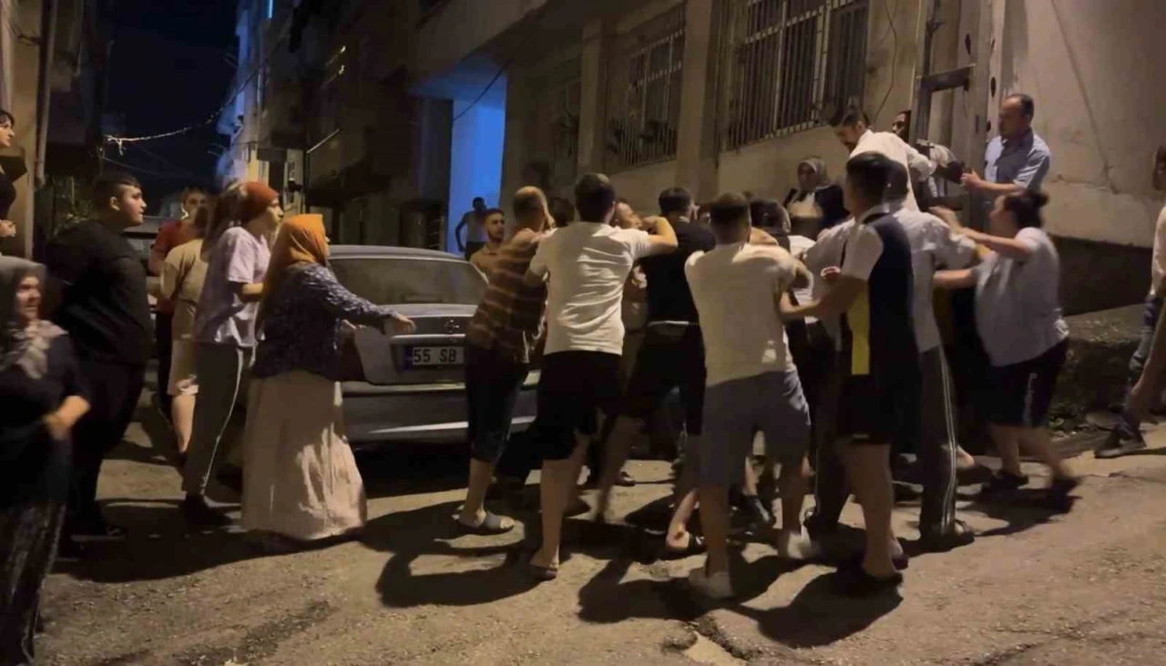 Sokak ortasında park yeri kavgası: Tekme ve yumruklarla birbirlerine girdiler