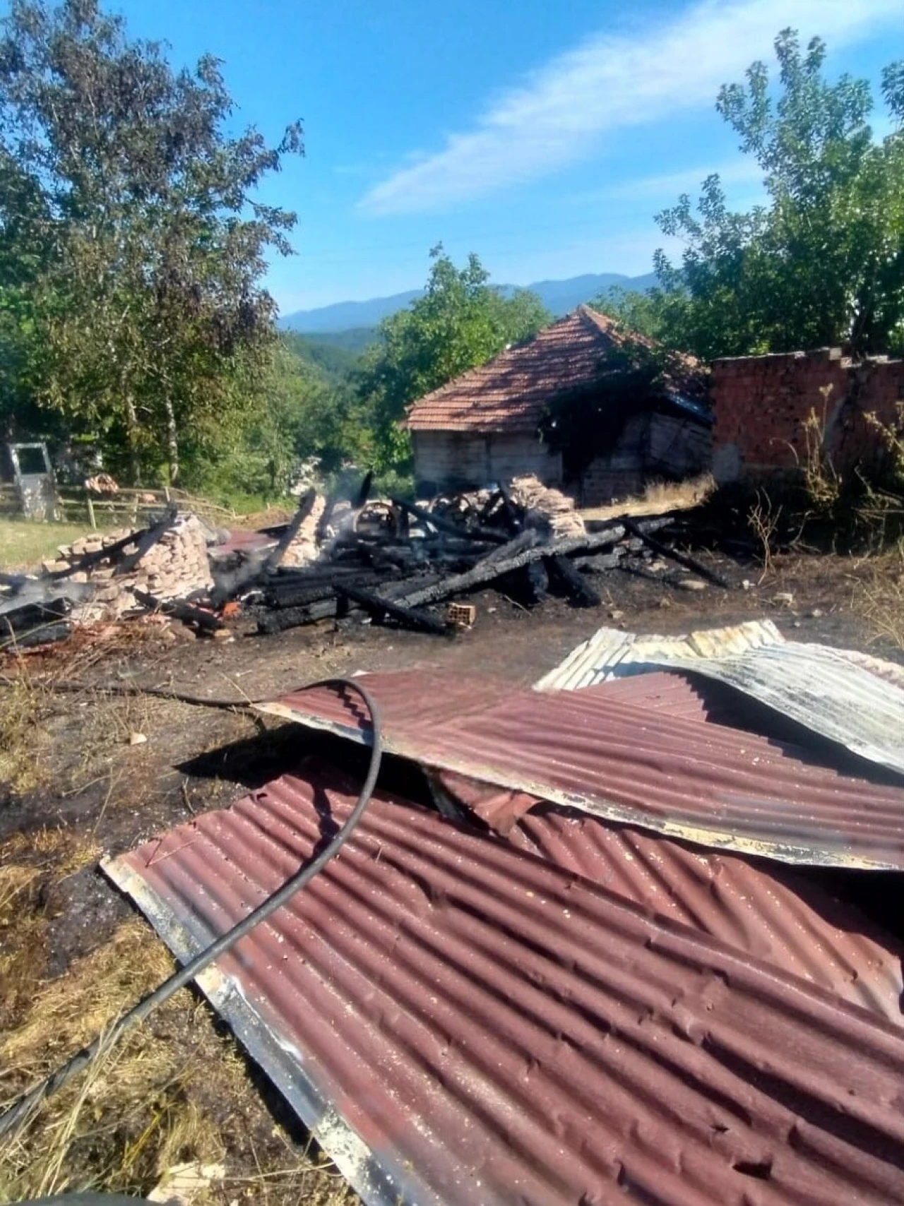 Çıkan yangında iki ahşap ambar küle döndü