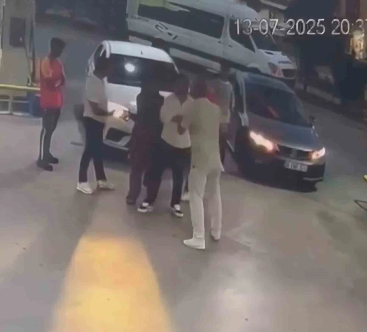 Sürücülerin şerit kavgası kanlı bitti: 1 yaralı