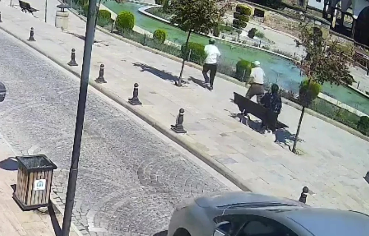 Merzifon’da Dolandırıcılık Anları Kamerada! Polis Kılığındaki İki Şüpheli Tutuklandı