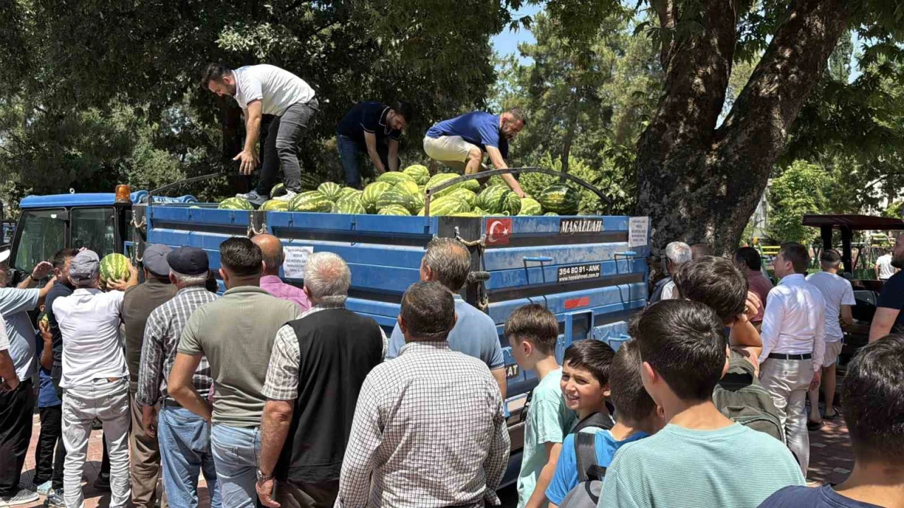 Genç, dedesinin hayrına tonlarca karpuz dağıttı